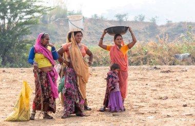 PUSHKAR, RAJASTHAN / INDIA - Kasım 2019: Pushkar Deve Fuarı 'nda develi genç ve güzel Hintli kadının portresi