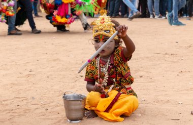 PUSHKAR, RAJASTHAN / INDIA - Kasım 2019: Pushkar Deve Fuarı 'nda Lord Krishna makyajı ve elbise giymiş şirin Hintli türü