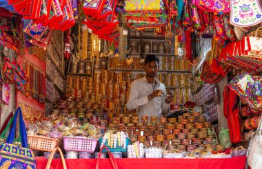 PUSHKAR, RAJASTHAN / INDIA - Kasım 2019: Pulkar Fuarındaki renkli Hint Bileziği Dükkanı
