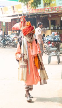 PUSHKAR, RAJASTHAN / INDIA - Kasım 2019: Pushkar Fuarı sırasında Pushkar sokaklarında Hint Sadhu Baba (Hint Keşişi) portresi