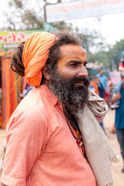 PUSHKAR, RAJASTHAN / INDIA - Kasım 2019: Pushkar Fuarı sırasında Pushkar sokaklarında Hint Sadhu Baba (Hint Keşişi) portresi