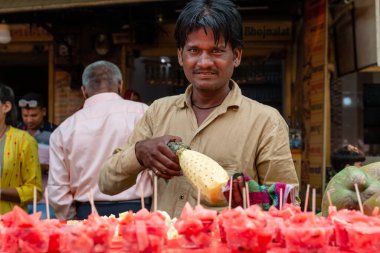 PUSHKAR, RAJASTHAN / INDIA - Kasım 2019: Hintliler ürünlerini fuar pazarında satıyorlar