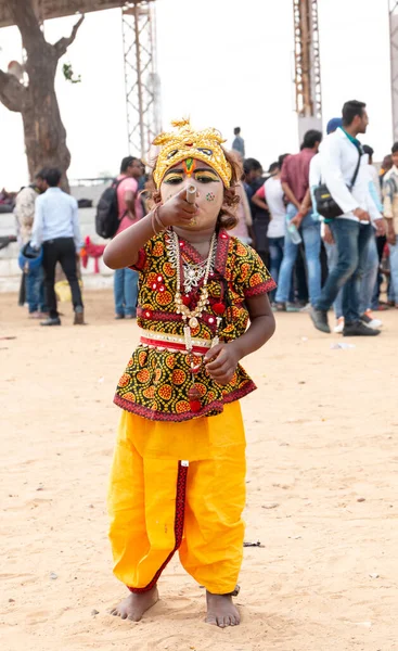プシュカル ラジャスタン州 インド 2019年11月 プシュカル キャメル フェア グラウンドでの主クリシュナ メイクとドレスのかわいいインドの種類 — ストック写真