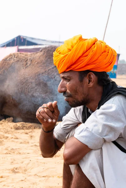 印度拉贾斯坦邦普什卡骆驼展示会 普什卡骆驼展示会 的印度人和骆驼 — 图库照片