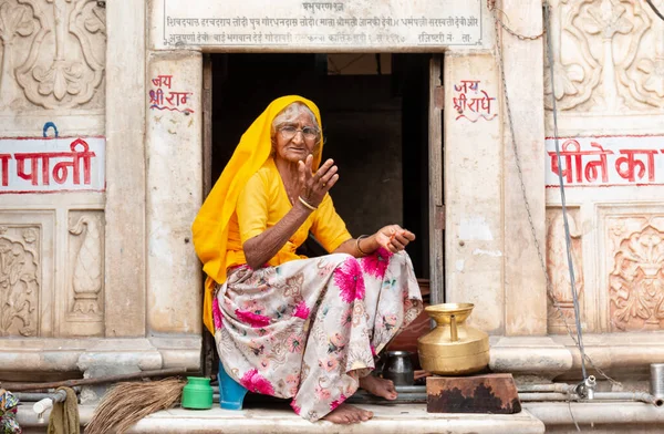 Pushkar Rajasthan India Kasım 2019 Pencerede Oturan Yaşlı Hintli Kadının — Stok fotoğraf