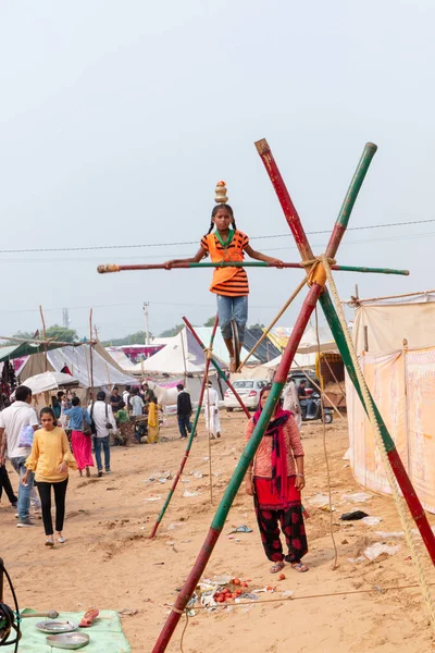 Пушкар Раджастан Индия Ноябрь 2019 Молодая Девушка Выступающая Акробатику Узкой — стоковое фото