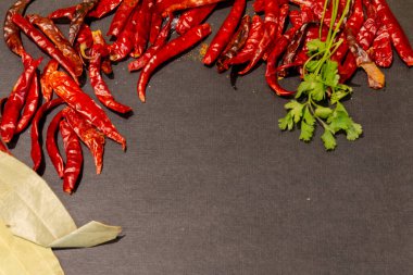 Kokulu otlarla baharatları siyah ahşap arka planla karıştır. 