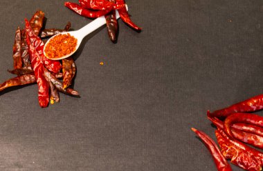 Kokulu otlarla baharatları siyah ahşap arka planla karıştır. 