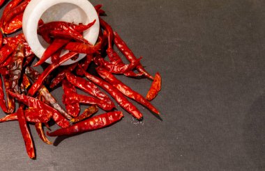 Kokulu otlarla baharatları siyah ahşap arka planla karıştır. 