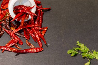 Kokulu otlarla baharatları siyah ahşap arka planla karıştır. 