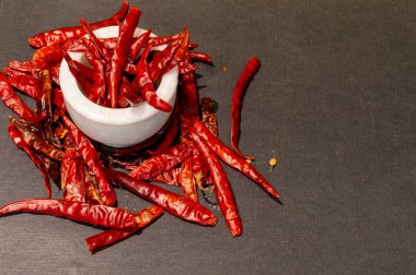 Kokulu otlarla baharatları siyah ahşap arka planla karıştır. 