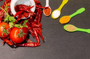 Kokulu otlarla baharatları siyah ahşap arka planla karıştır. 