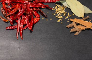 Kokulu otlarla baharatları siyah ahşap arka planla karıştır. 