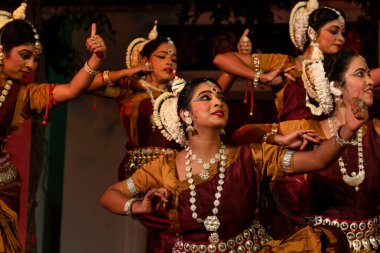 Hint kızları Kasım 2019 'da Pushkar, Rajasthan' da düzenlenen Pushkar Camel Fuarı 'nda Odisha State' in klasik Odissi dans formunu icra ediyorlar.