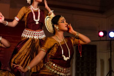Hint kızları Kasım 2019 'da Pushkar, Rajasthan' da düzenlenen Pushkar Camel Fuarı 'nda Odisha State' in klasik Odissi dans formunu icra ediyorlar.