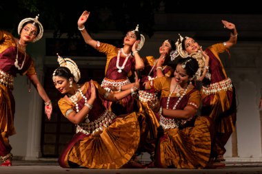 Hint kızları Kasım 2019 'da Pushkar, Rajasthan' da düzenlenen Pushkar Camel Fuarı 'nda Odisha State' in klasik Odissi dans formunu icra ediyorlar.