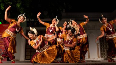 Hint kızları Kasım 2019 'da Pushkar, Rajasthan' da düzenlenen Pushkar Camel Fuarı 'nda Odisha State' in klasik Odissi dans formunu icra ediyorlar.