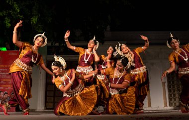 Hint kızları Kasım 2019 'da Pushkar, Rajasthan' da düzenlenen Pushkar Camel Fuarı 'nda Odisha State' in klasik Odissi dans formunu icra ediyorlar.