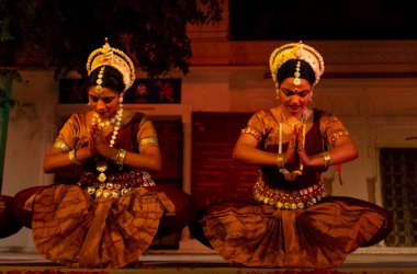 Hint kızları Kasım 2019 'da Pushkar, Rajasthan' da düzenlenen Pushkar Camel Fuarı 'nda Odisha State' in klasik Odissi dans formunu icra ediyorlar.