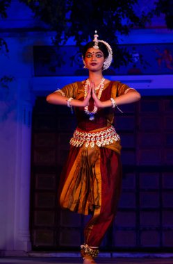 Hint kızları Kasım 2019 'da Pushkar, Rajasthan' da düzenlenen Pushkar Camel Fuarı 'nda Odisha State' in klasik Odissi dans formunu icra ediyorlar.