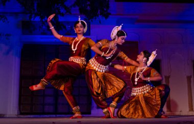 Hint kızları Kasım 2019 'da Pushkar, Rajasthan' da düzenlenen Pushkar Camel Fuarı 'nda Odisha State' in klasik Odissi dans formunu icra ediyorlar.