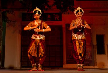 Hint kızları Kasım 2019 'da Pushkar, Rajasthan' da düzenlenen Pushkar Camel Fuarı 'nda Odisha State' in klasik Odissi dans formunu icra ediyorlar.