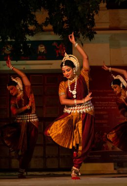 Hint kızları Kasım 2019 'da Pushkar, Rajasthan' da düzenlenen Pushkar Camel Fuarı 'nda Odisha State' in klasik Odissi dans formunu icra ediyorlar.