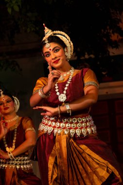 Hint kızları Kasım 2019 'da Pushkar, Rajasthan' da düzenlenen Pushkar Camel Fuarı 'nda Odisha State' in klasik Odissi dans formunu icra ediyorlar.
