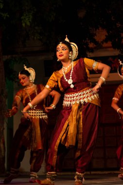 Hint kızları Kasım 2019 'da Pushkar, Rajasthan' da düzenlenen Pushkar Camel Fuarı 'nda Odisha State' in klasik Odissi dans formunu icra ediyorlar.