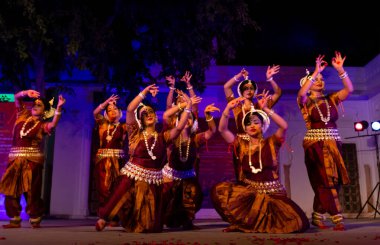 Hint kızları Kasım 2019 'da Pushkar, Rajasthan' da düzenlenen Pushkar Camel Fuarı 'nda Odisha State' in klasik Odissi dans formunu icra ediyorlar.