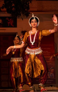 Hint kızları Kasım 2019 'da Pushkar, Rajasthan' da düzenlenen Pushkar Camel Fuarı 'nda Odisha State' in klasik Odissi dans formunu icra ediyorlar.