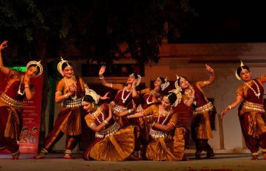 Hint kızları Kasım 2019 'da Pushkar, Rajasthan' da düzenlenen Pushkar Camel Fuarı 'nda Odisha State' in klasik Odissi dans formunu icra ediyorlar.