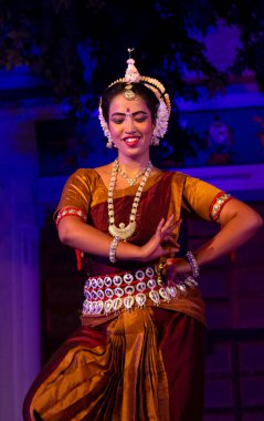 Hint kızları Kasım 2019 'da Pushkar, Rajasthan' da düzenlenen Pushkar Camel Fuarı 'nda Odisha State' in klasik Odissi dans formunu icra ediyorlar.
