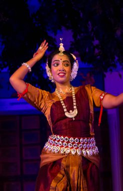 Hint kızları Kasım 2019 'da Pushkar, Rajasthan' da düzenlenen Pushkar Camel Fuarı 'nda Odisha State' in klasik Odissi dans formunu icra ediyorlar.