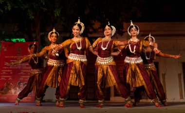 Hint kızları Kasım 2019 'da Pushkar, Rajasthan' da düzenlenen Pushkar Camel Fuarı 'nda Odisha State' in klasik Odissi dans formunu icra ediyorlar.