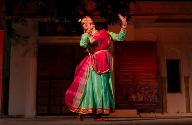 Hint Klasik Dansçısı, Kasım 2019 'da Pushkar, Rajasthan' daki Pushkar Deve Fuarı Kültür Gecesi 'nde klasik Kathak dansı yapıyor.