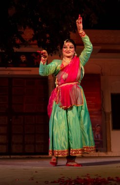 Hint Klasik Dansçısı, Kasım 2019 'da Pushkar, Rajasthan' daki Pushkar Deve Fuarı Kültür Gecesi 'nde klasik Kathak dansı yapıyor.