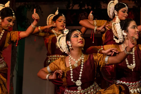 Ragazze Indiane Che Esibiscono Nella Danza Classica Indiana Odissi Dello — Foto Stock