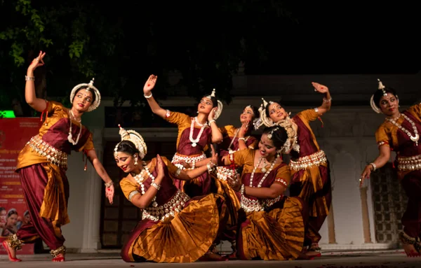 Indické Dívky Předvádějící Indickou Klasickou Odissi Taneční Formu Státu Odisha — Stock fotografie