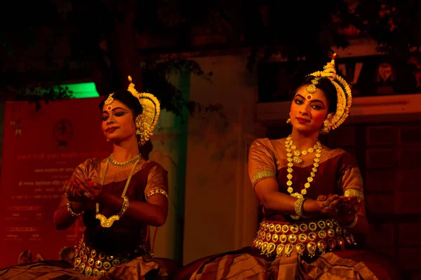 Indyjskie Dziewczyny Wykonujące Indyjską Klasyczną Formę Tańca Odissi Stanie Odisha — Zdjęcie stockowe