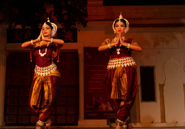 Chicas Indias Realizando Danza Clásica India Odissi Forma Del Estado — Foto de Stock