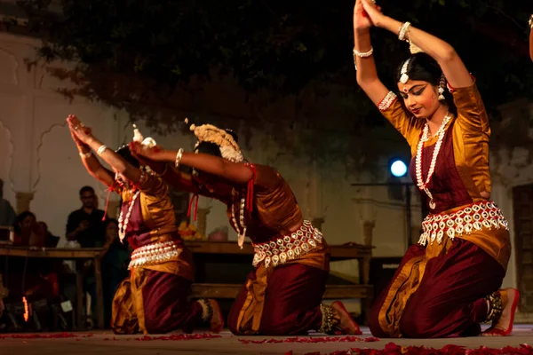 Filles Indiennes Exécutant Danse Classique Indienne Odissi Forme État Odisha — Photo