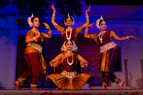 Chicas Indias Realizando Danza Clásica India Odissi Forma Del Estado —  Fotos de Stock