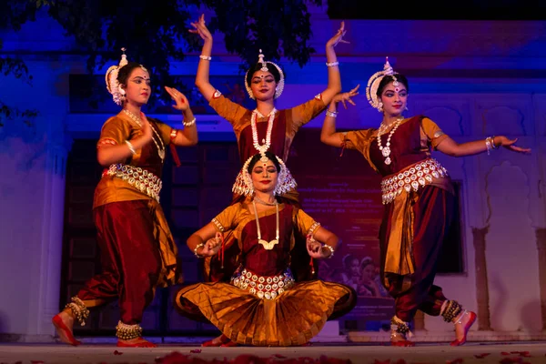 Indické Dívky Předvádějící Indickou Klasickou Odissi Taneční Formu Státu Odisha — Stock fotografie