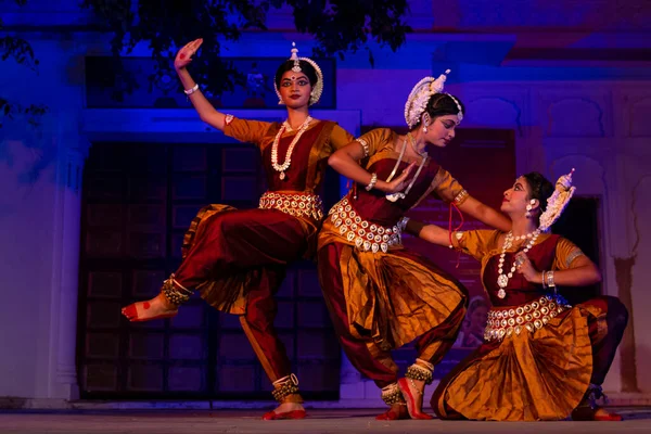 Indické Dívky Předvádějící Indickou Klasickou Odissi Taneční Formu Státu Odisha — Stock fotografie