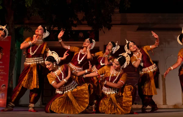 Ragazze Indiane Che Esibiscono Nella Danza Classica Indiana Odissi Dello — Foto Stock