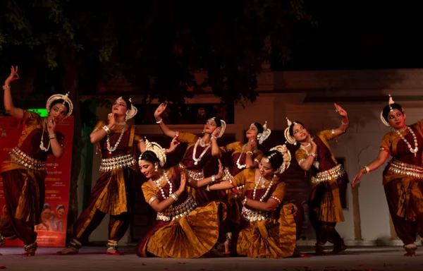 Indické Dívky Předvádějící Indickou Klasickou Odissi Taneční Formu Státu Odisha — Stock fotografie