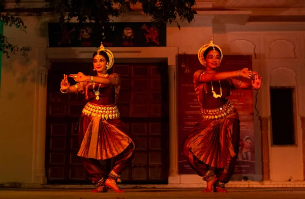 Indické Dívky Předvádějící Indickou Klasickou Odissi Taneční Formu Státu Odisha — Stock fotografie