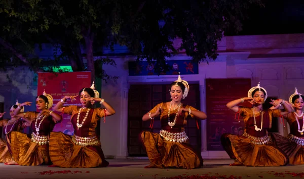 Meninas Indianas Apresentando Indiana Clássica Odissi Forma Dança Orissa Estado — Fotografia de Stock
