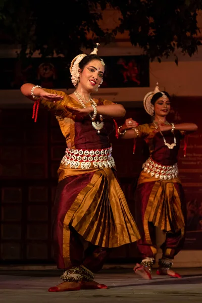 Chicas Indias Realizando Danza Clásica India Odissi Forma Del Estado — Foto de Stock